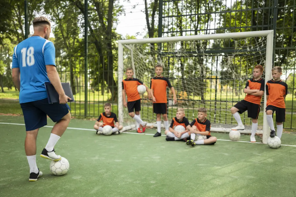 treinador-de-futebol-ensinando-seus-alunos